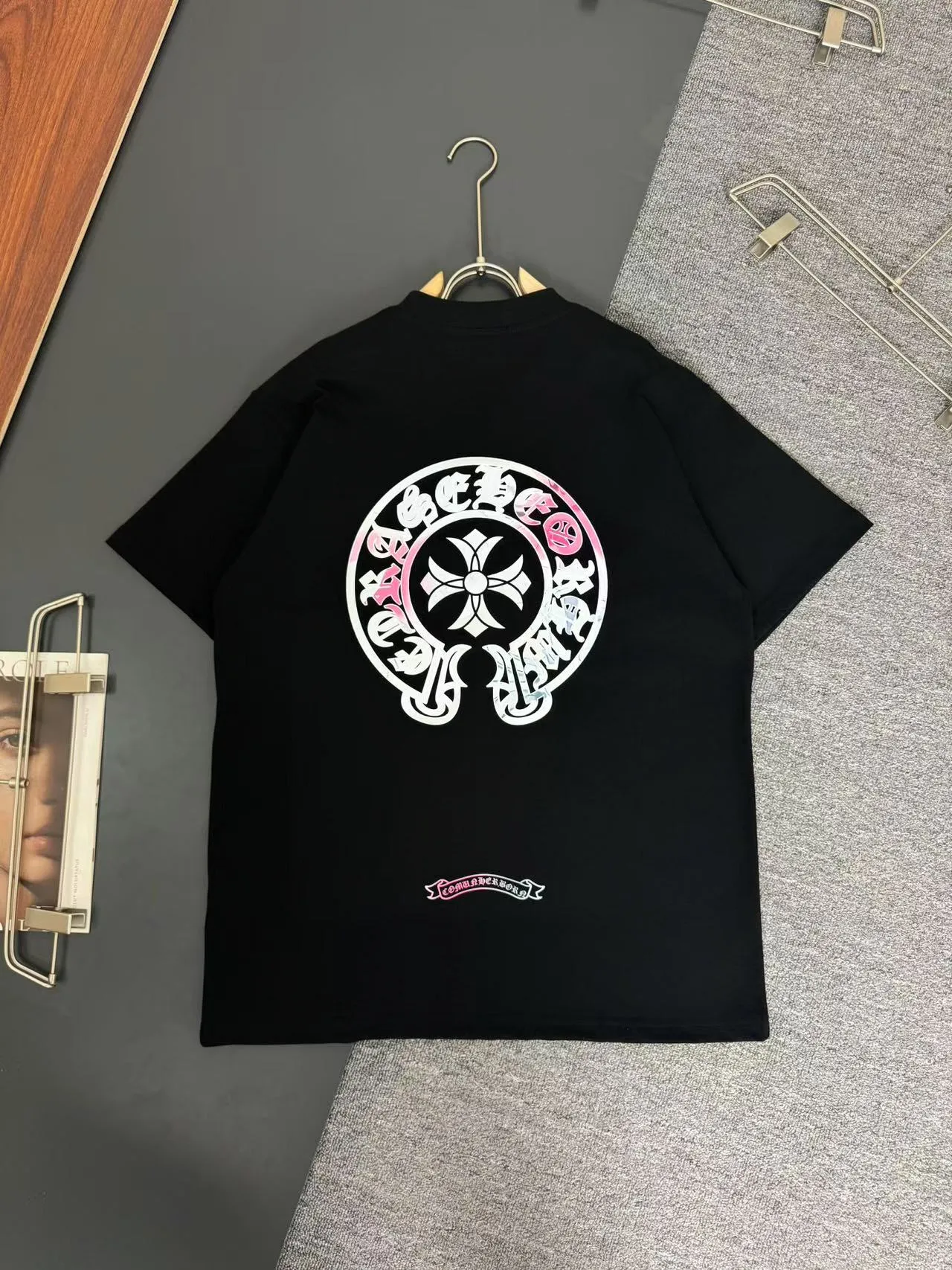 🅿️210 Chrome Hearts*320g heavyweight pure cotton T-shirt, thick, breathable and loose fit. Printed logo design. Spring and summer new round neck fashionable short-sleeved T-shirt. Comfortable against the skin, durable and easy to wear. The original factory is meticulous in craftsmanship. A must-have for casual and versatile colors. Color: Black Anchor Red. Size: S M L XL XXL.